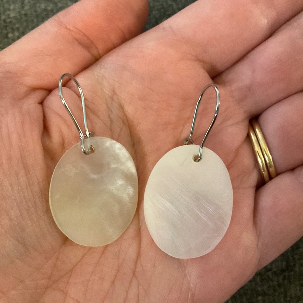 Gorgeous shell earrings 🐚